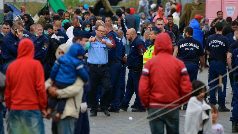 Gases lacrimógenos contra los inmigrantes en Hungría 