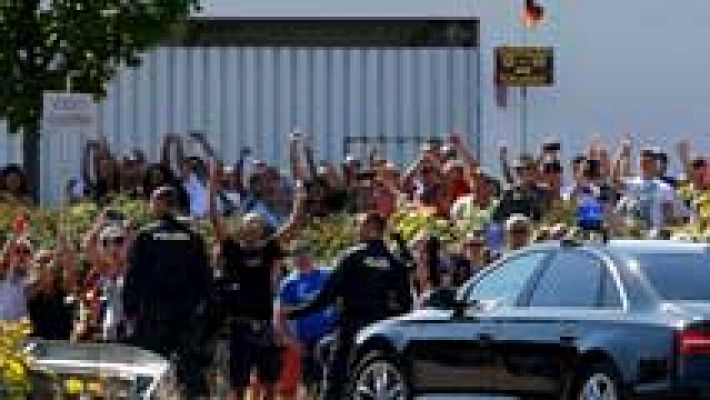 Telediario 1 - Abuchean a Merkel durante una visita a un centro de refugiados atacado por neonazis