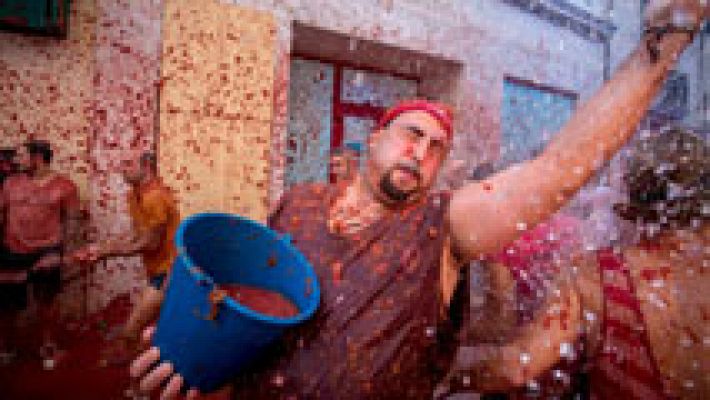 Telediario 1 - Más de 20.000 personas celebran el 70 aniversario de la tomatina de Buñol