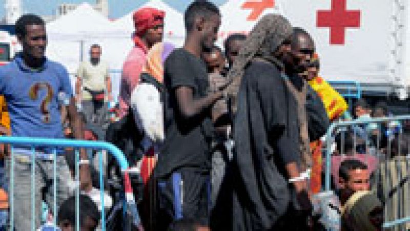 Encuentran los cadáveres de al menos 50 inmigrantes en la bodega de un barco frente a las costas de Libia