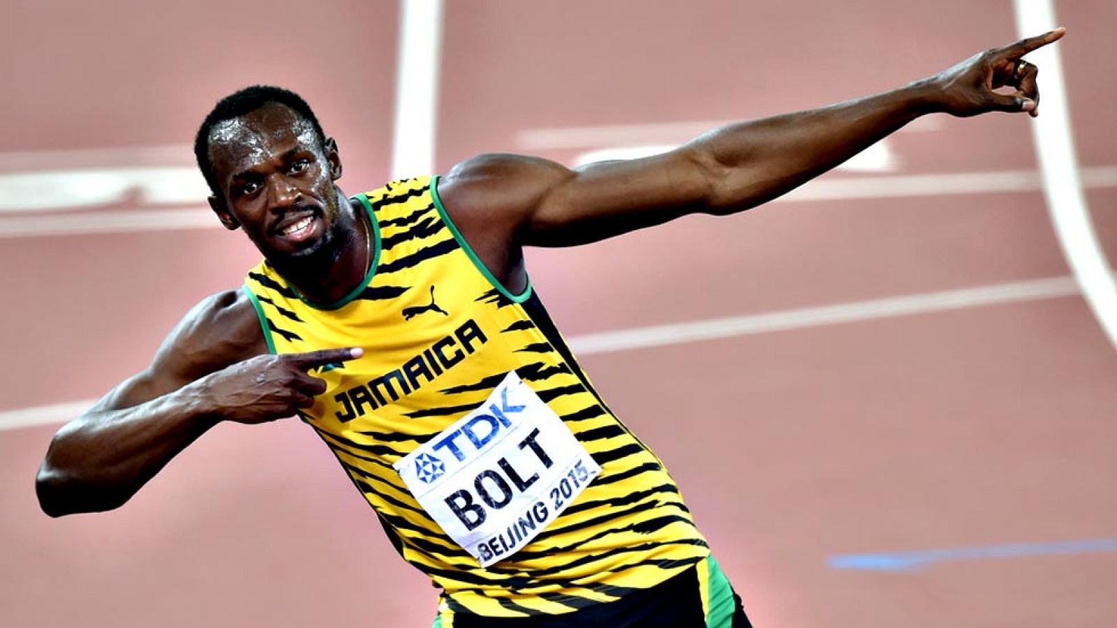 El jamaicano Usain Bolt derrotó por segunda vez en cuatro días al hombre que durante casi dos años le había suplantado como rey de la velocidad mundial y con un registro de 19.55 en la final de 200 conquistó su décima medalla de oro en campeonatos de