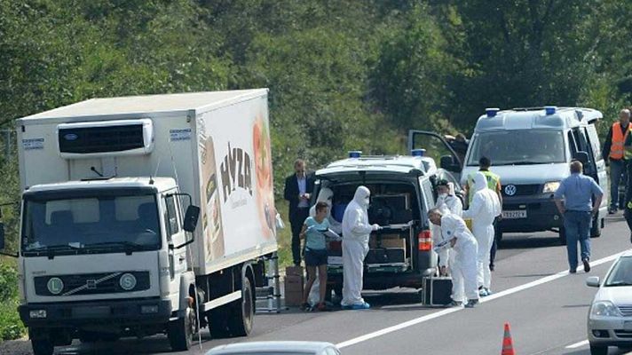 Telediario 1 - Decenas de migrantes mueren asfixiados en Austria en un camión abandonado cerca de la frontera con Hungría