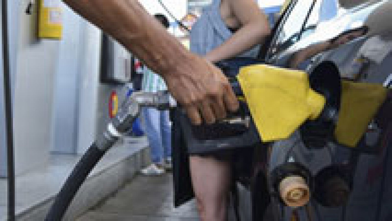 Telediario 1: El precio de la gasolina baja un 12% y el del gasóleo un 17% en el último año | RTVE Play