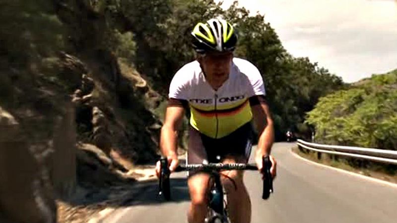 El exciclista y comentarista de TVE, Pedro Delgado, asciende el inédito final de etapa de la Etapa 7, con final en La Alpujarra (Granada).