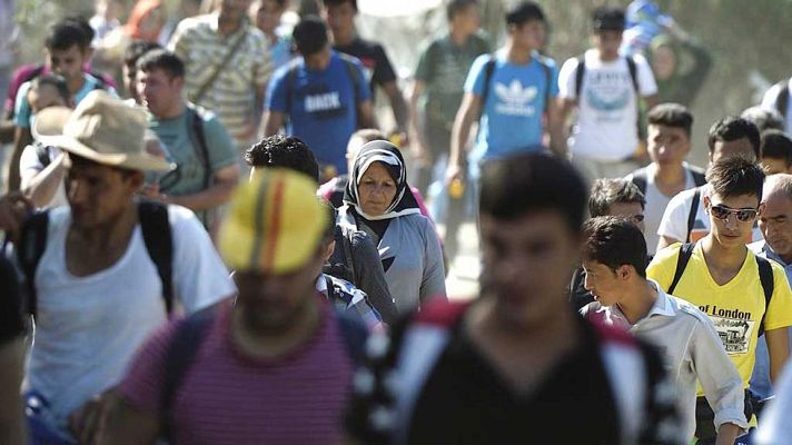 Telediario 1 - Siguen llegando refugiados a la frontera de Hungría