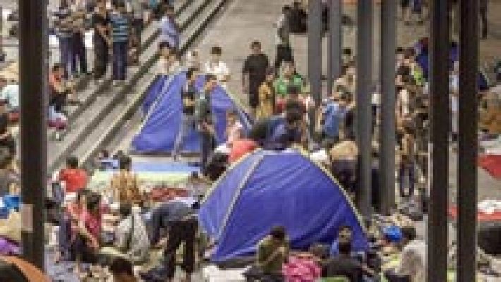 Siguen llegando refugiados a Hungría