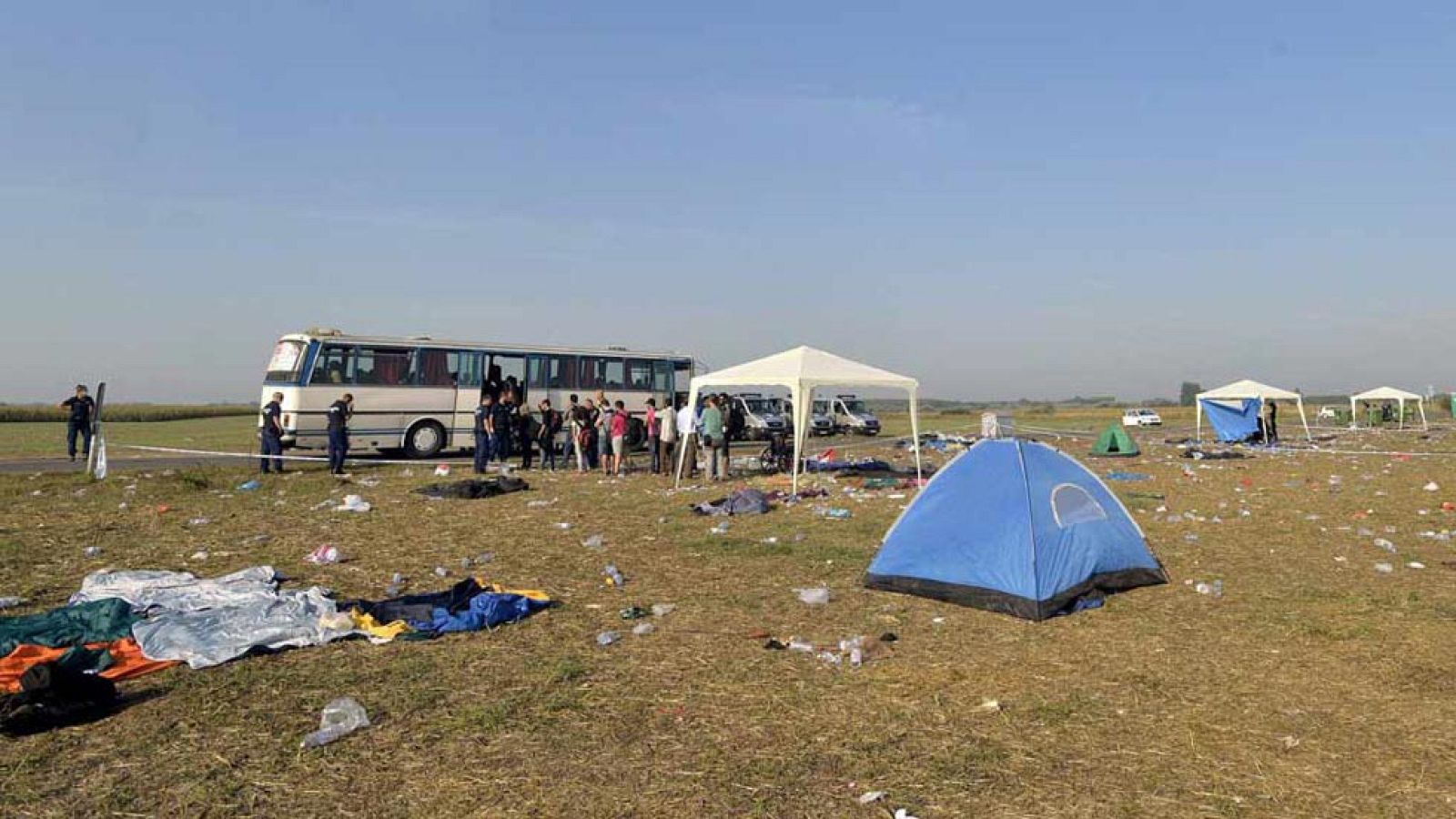Siguen llegando miles de migrantes a la frontera de Hungría con Serbia
