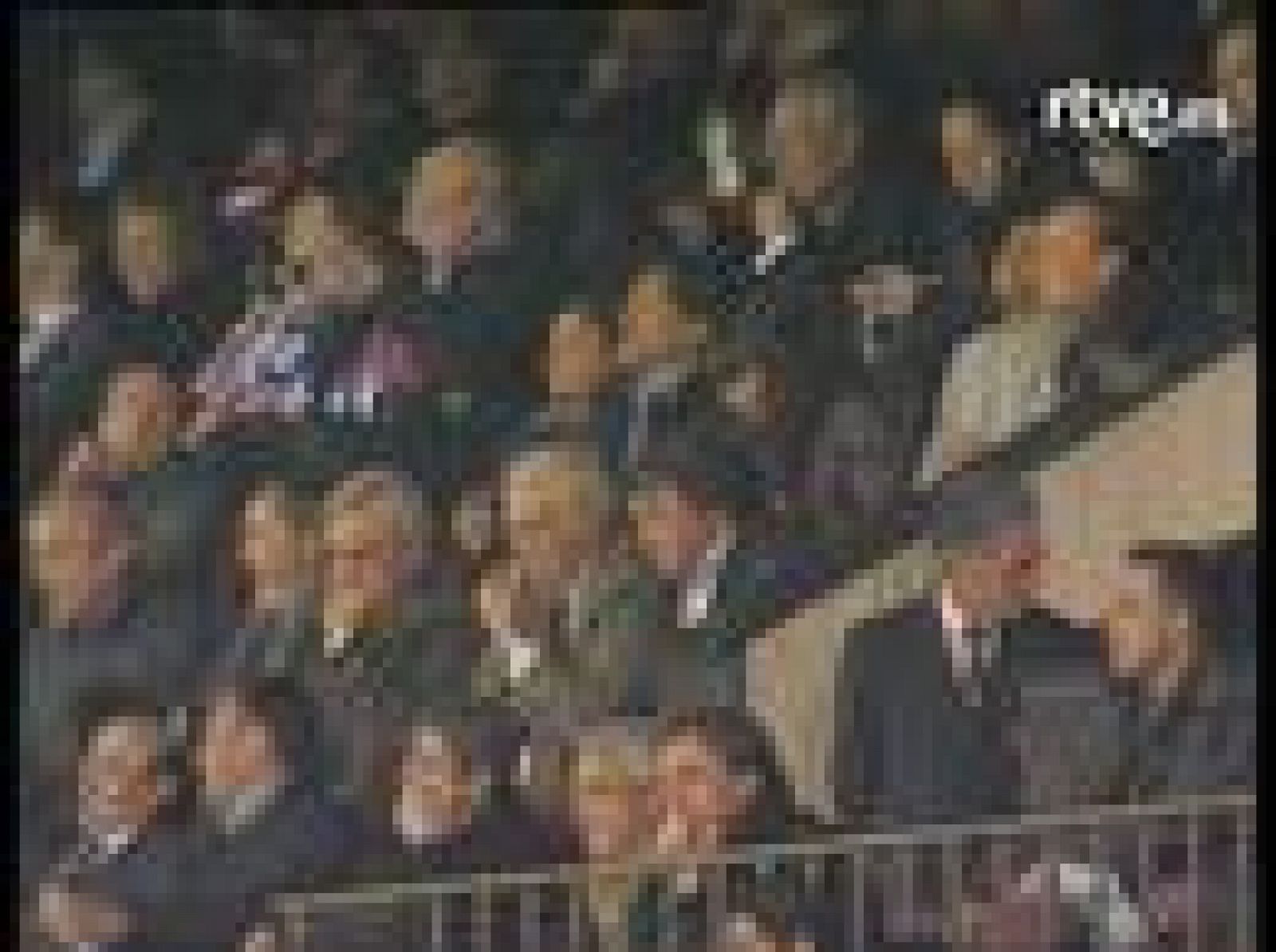 Maradona es el nuevo seleccionador de Argentina, esto unido a las críticas del "pelusa" a Messi, ha suscitado la especulación. De momento habrá que esperar, ya que en la próxima convocatoria Messi no irá.