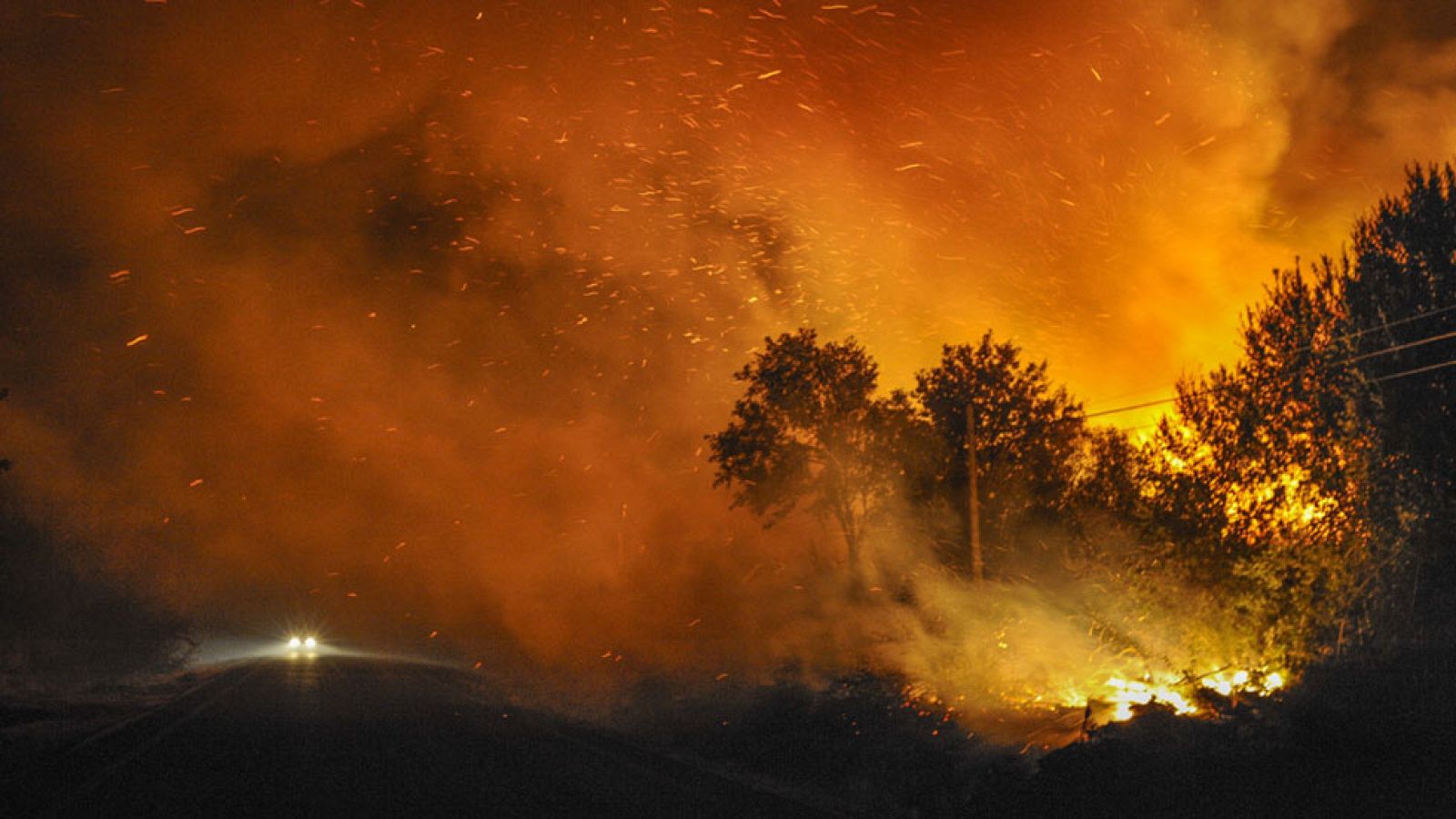 Sigue activo el incendio de Cualedro, en Orense, que ya habtía quemado unas 3.000 hectáreas