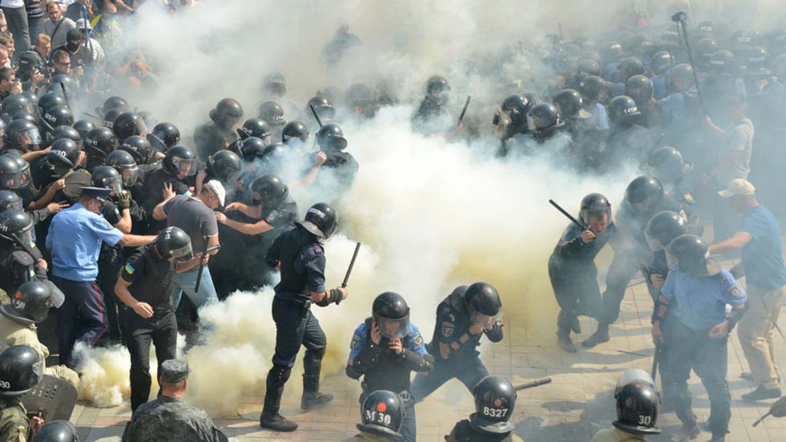 Un muerto y un centenar de heridos en choques ante el Parlamento de Ucrania a cuenta de la reforma constitucional - Informativo 24h | Ver