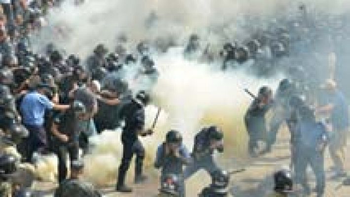 Informativo 24h - Un muerto y un centenar de heridos en choques ante el Parlamento de Ucrania a cuenta de la reforma constitucional