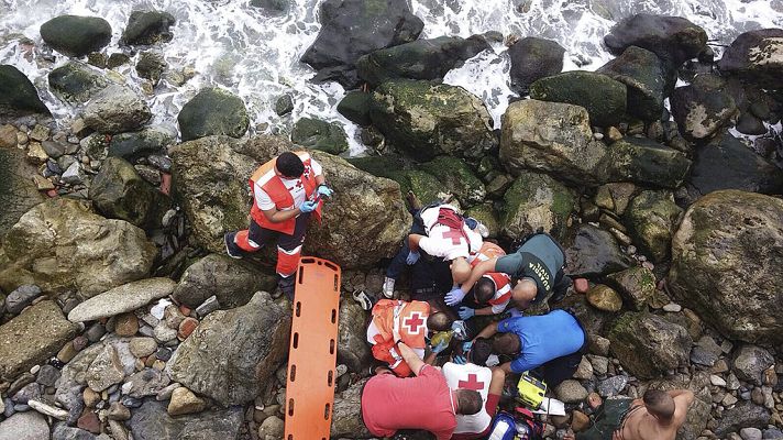Telediario 1 - Un inmigrante muere ahogado tras lanzarse al agua cerca de la costa de Ceuta