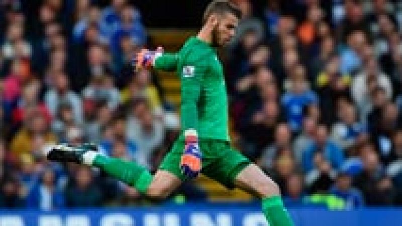 El portero del Manchester United David de Gea no fichará, de momento, por el Real Madrid, por un retraso en el envío del contrato del toledano. El papeleo se alargó y el fichaje no se produjo dentro del plazo del mercado.