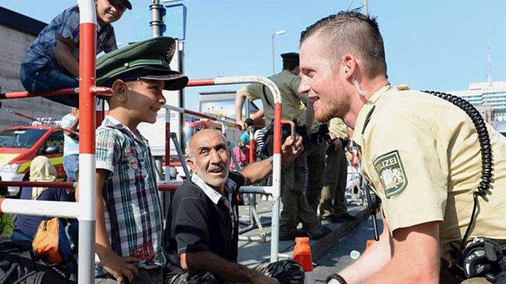 Telediario 1 - "Gracias, Alemania" gritan cientos de recién llegados a la estación central de Múnich