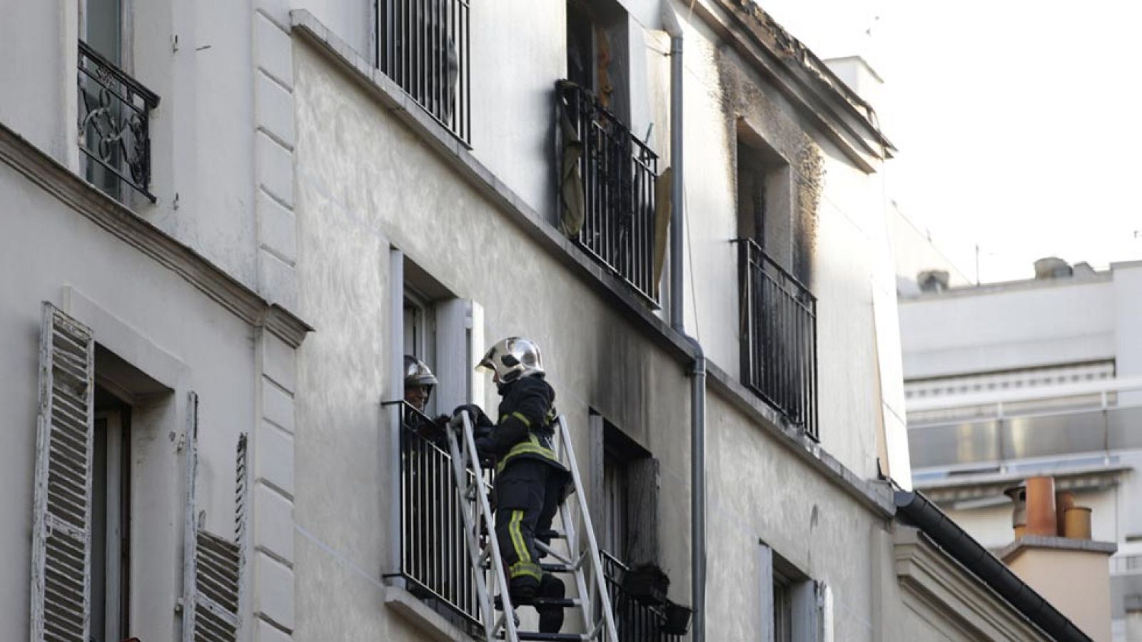 Ocho muertos en un incendio en un edificio de viviendas de París
