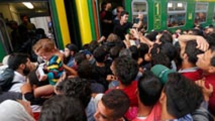 Los refugiados intentan tomar trenes en Budapest