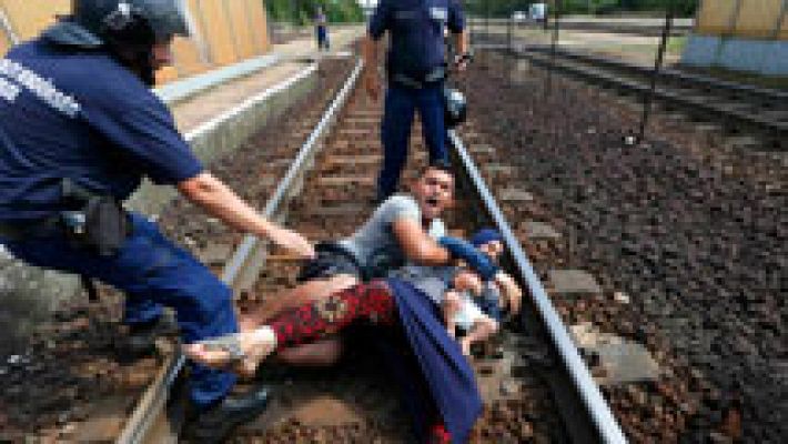 Tras dos días acampados cientos de inmigrantes intentan coger un tren en Budapest