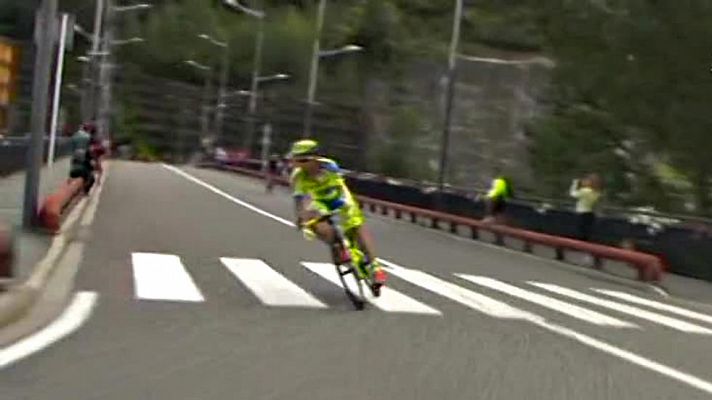 Sergio Paulinho y la moto de TVE chocan fortuitamente durante la etapa 11 de la Vuelta