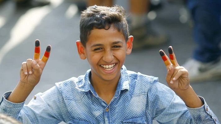 Telediario 1 - Abre la estación de tren de Budapest pero los refugiados no pueden viajar a Alemania