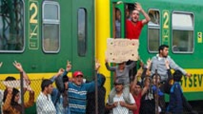 Refugiados se niegan a abandonar trenes en Hungría