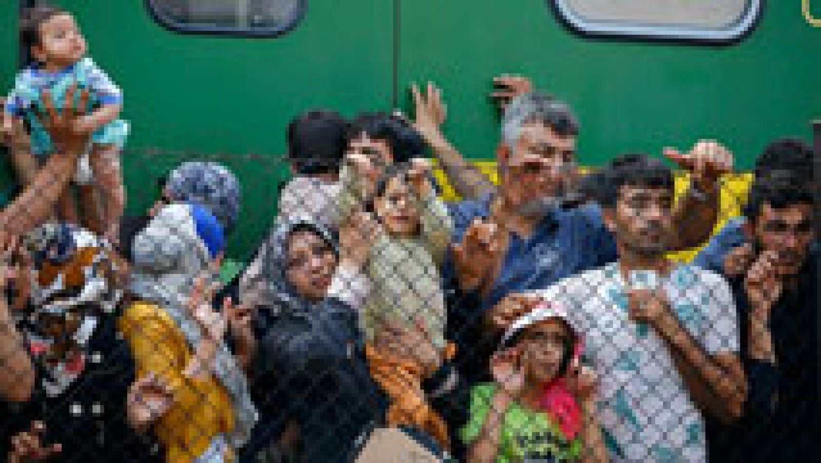 Telediario 1: Cientos de refugiados se niegan a abandonar el tren en dirección a Austria para que no les tomen los datos | RTVE Play