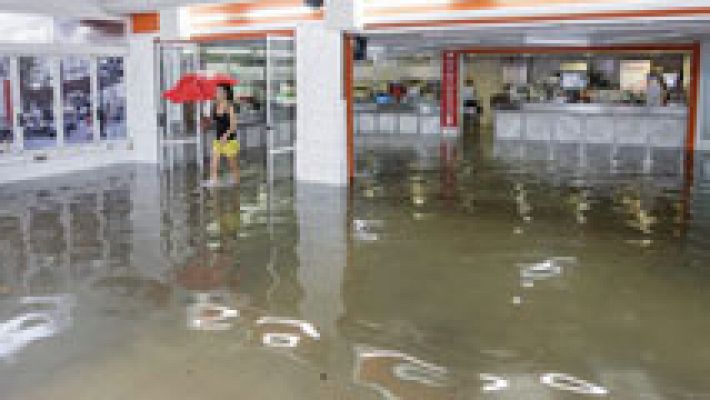 Fuertes lluvias en Valencia y Palma de Mallorca dejan granizo y calles anegadas