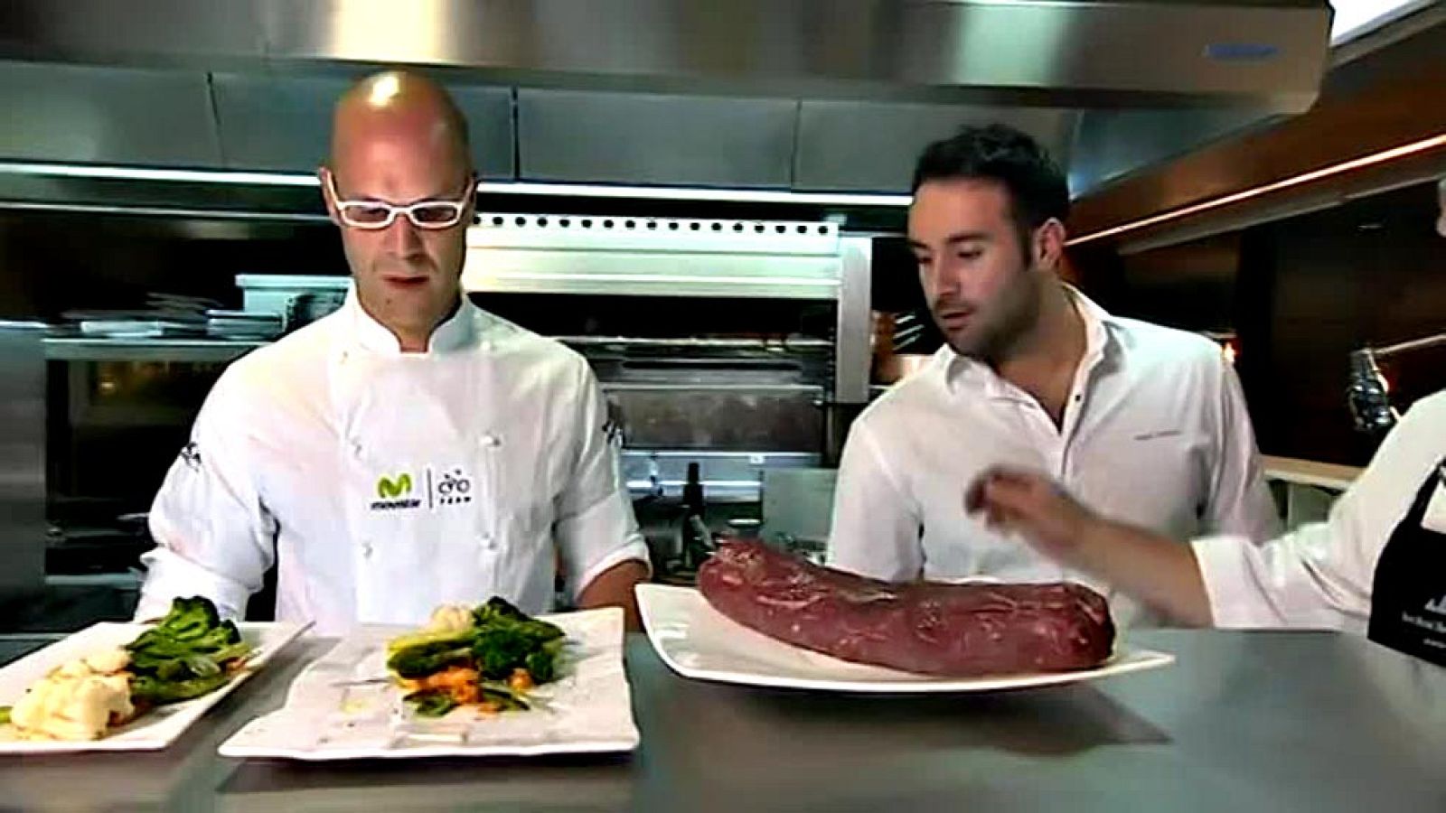 El cocinero del equipo telefónico está obligado a desembarcar cada día en una cocina. Allí tiene que trabajar mano a mano con el personal de cocina para preparar las comidas de los ciclistas.