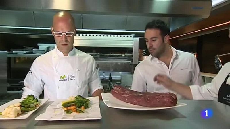 El cocinero del equipo telefónico está obligado a desembarcar cada día en una cocina. Allí tiene que trabajar mano a mano con el personal de cocina para preparar las comidas de los ciclistas.