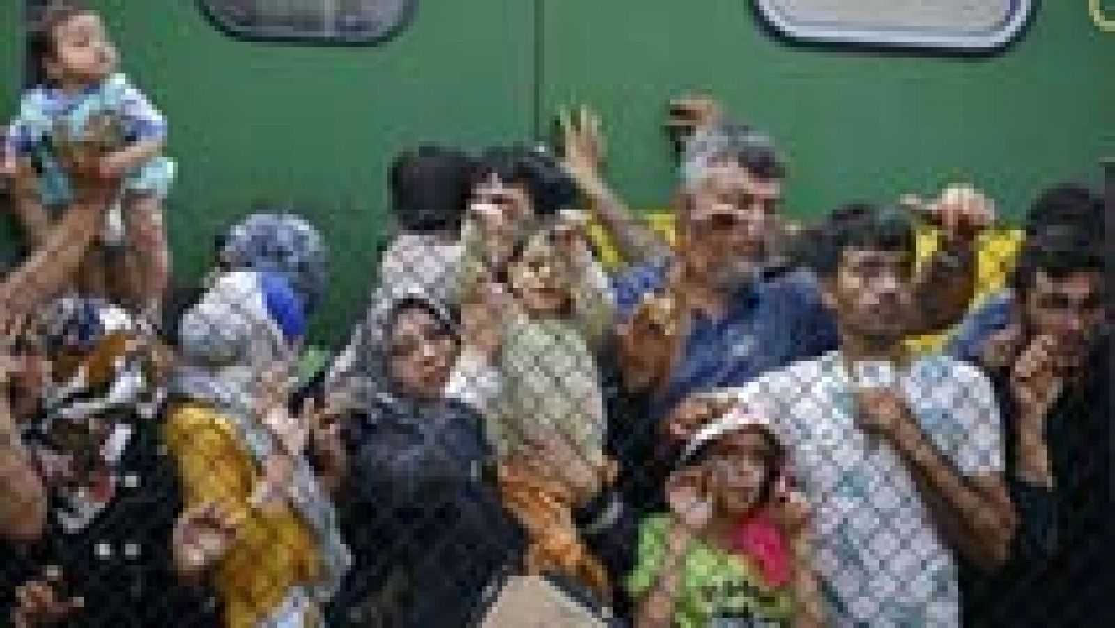 Los refugiados bajan del tren varado en la ciudad húngara de Bicske