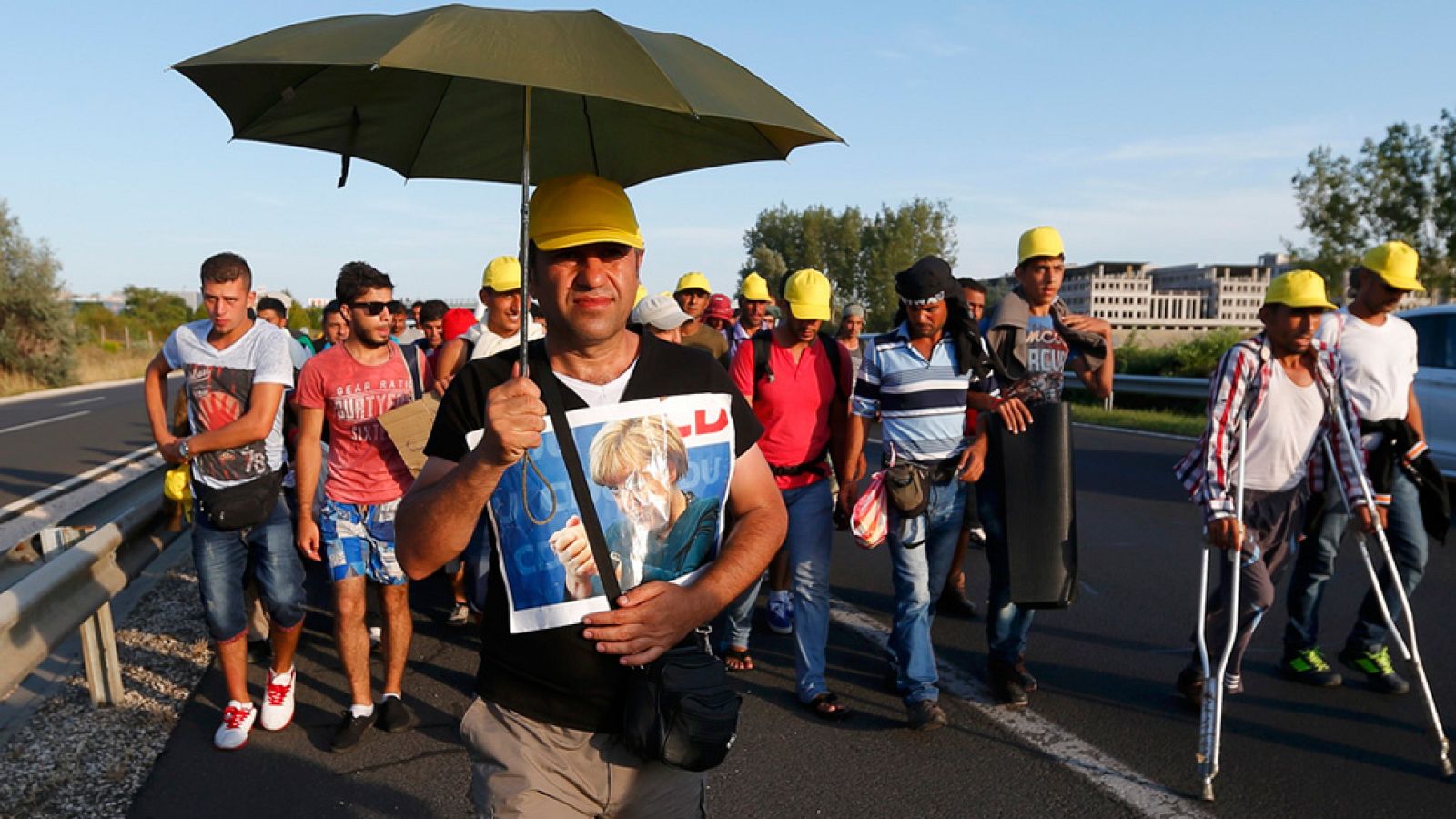 Cientos de refugiados abandonan la estación de Budapest y marchan a pie a la frontera con Austria | Ver