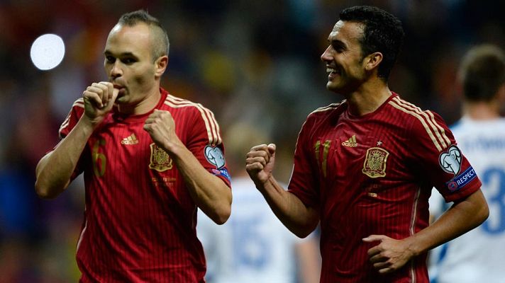  - Iniesta hace el segundo de España desde el punto de penalti (2-0)