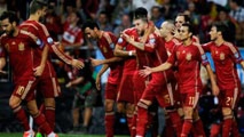 España recupera el liderato y el buen fútbol