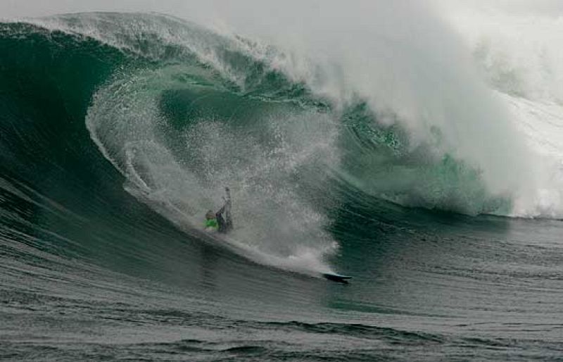 Muchos surfistas que acuden a las costas cántabras para disfrutar de lo que para ellos es una auténtica delicia, una ola de más de 7 metros de altura que llaman 'La vaca gigante'.