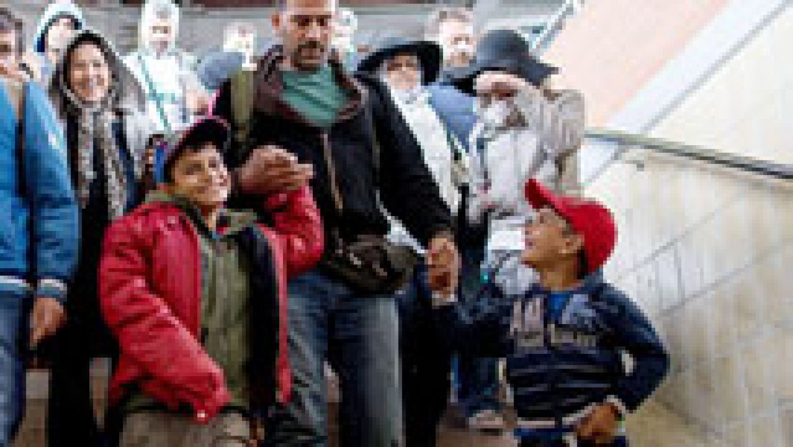Informativo 24h: Miles de refugiados de Oriente Medio siguen llegando a Austria y Alemania | RTVE Play