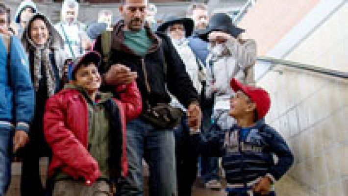 Miles de refugiados de Oriente Medio siguen llegando a Austria y Alemania