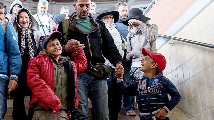 Informativo 24h - Miles de refugiados de Oriente Medio siguen llegando a Austria y Alemania