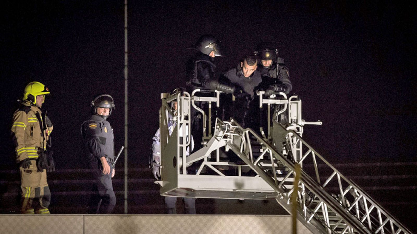 Heridos varios policías e internos en el CIE de Valencia en un intento de fuga