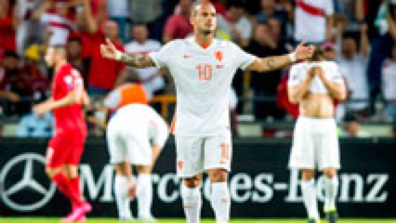 La selección holandesa a está a un paso de quedarse fuera de la Eurocopa 2016 después de caer goleada con Turquía y caer a la cuarta posición de su grupo.