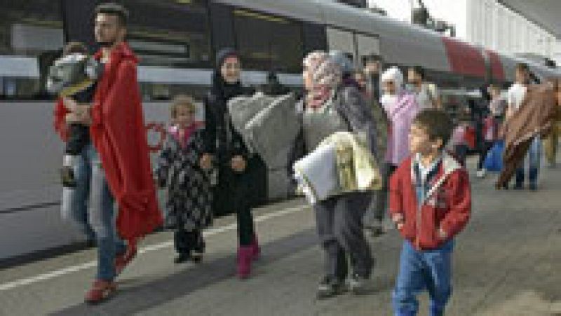 Los voluntarios ayudan en la estación de Viena a los refugiados camino de Alemania