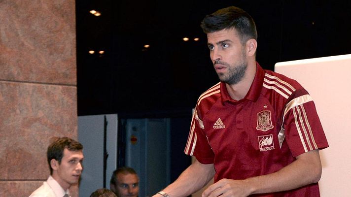 Telediario 1 - Piqué, arropado por Del Bosque y sus compañeros ante los pitos