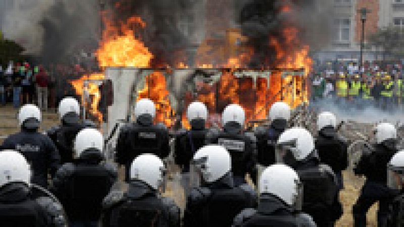 Agricultores y ganaderos europeos se enfrentan a la policía en Bruselas