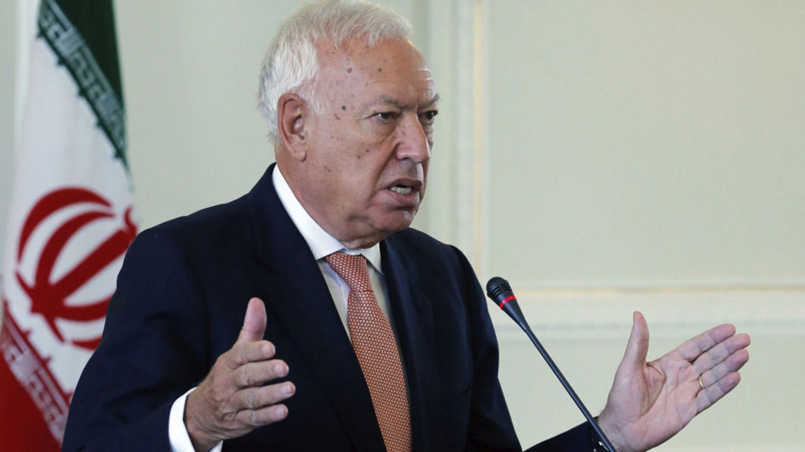 Margallo cree que ha llegado el momento de "entablar negociaciones" con Al Asad | Ver