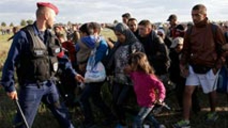 Nueva noche de tensión en Hungría y Grecia ante la avalancha de refugiados