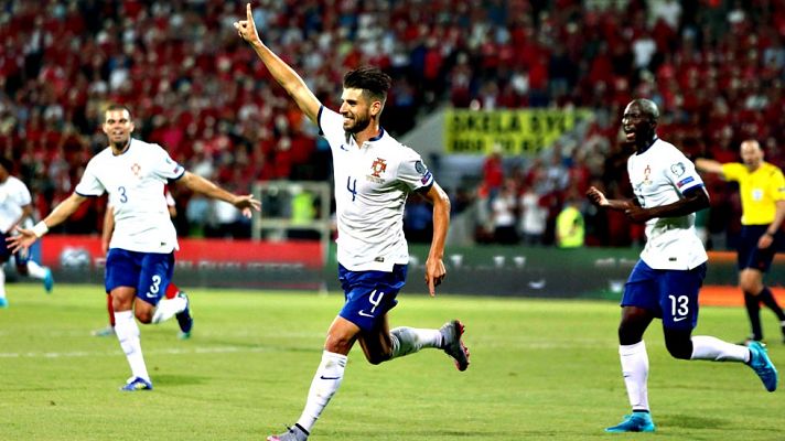 Telediario 1 - Veloso salva los muebles portugueses en Albania y Alemania suda en Escocia