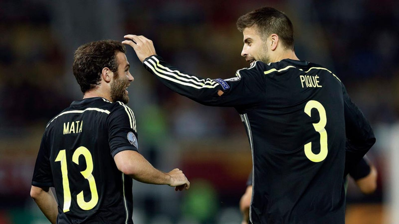 La selección española de fútbol se adelantó en el partido ante Macedonia por medio de un centro-chut de Mata realizado desde la banda derecha. El balón se coló por el segundo palo con la colaboración del portero, lento en la reacción.