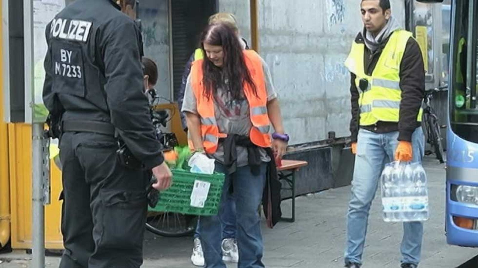 Cientos de voluntarios se vuelcan con los refugiados que llegan a las ciudades de Alemania.