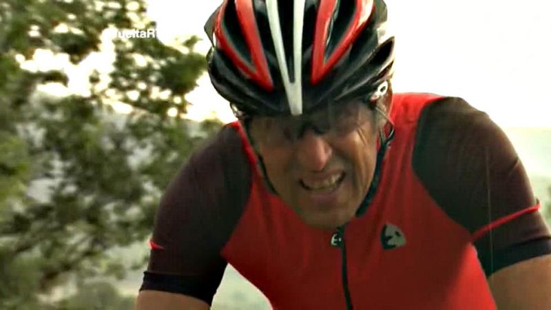 El exciclista y comentarista de TVE, Pedro Delgado, asciende la subida más destacada de la Etapa 18, con final en Riaza.