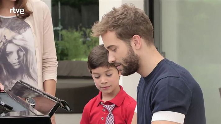 Pablo Alborán al piano con el hijo de Bertín