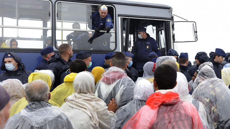 Un vídeo clandestino muestra el trato denigrante a los refugiados en Hungría