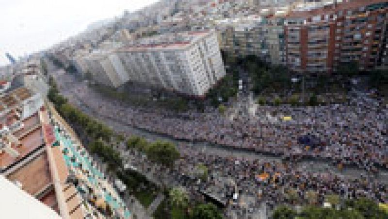 Miles de ciudadanos se colocan para formar la Via Lliure en la Diada catalana
